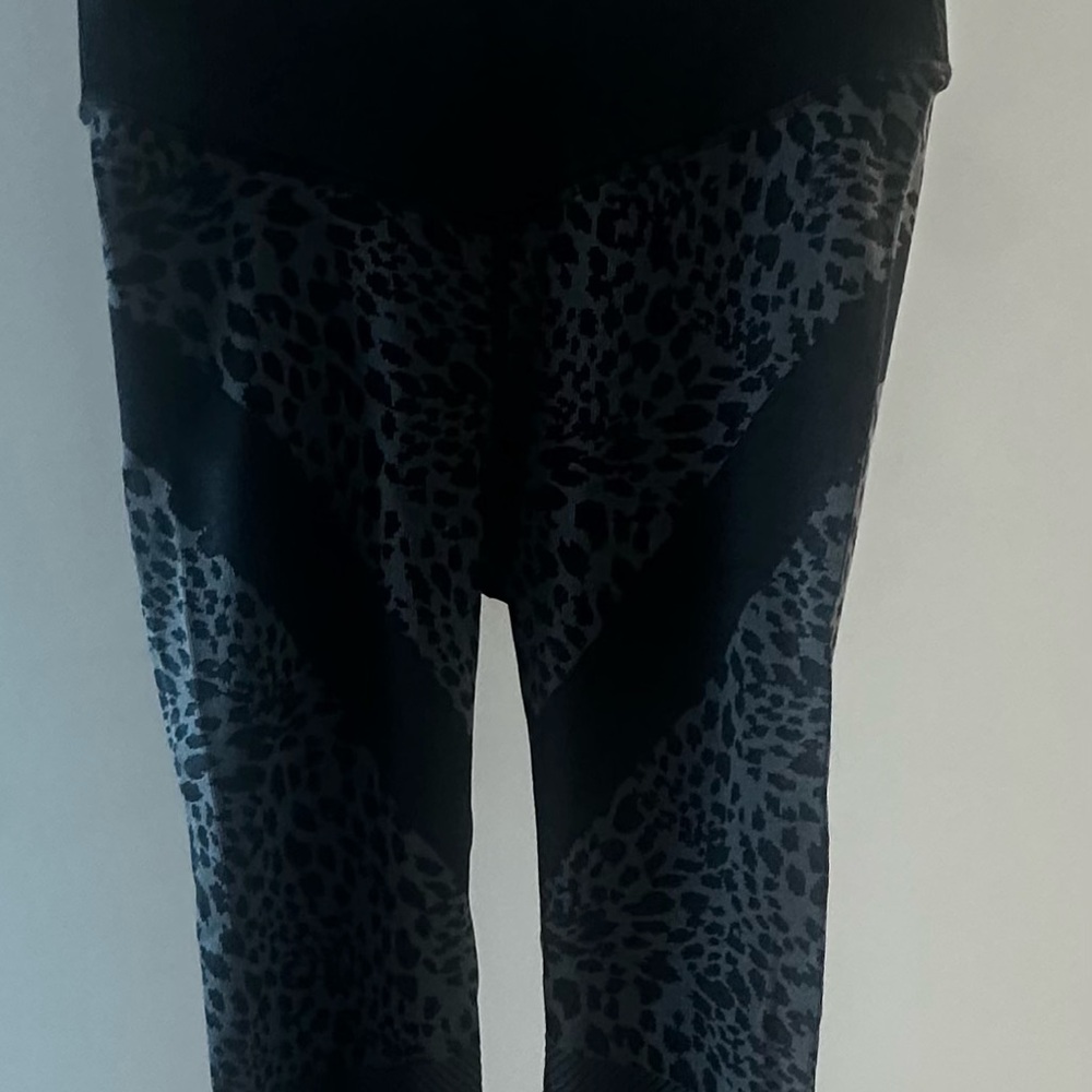 Good American Black and Gray Patterned Leggings Size 2/3